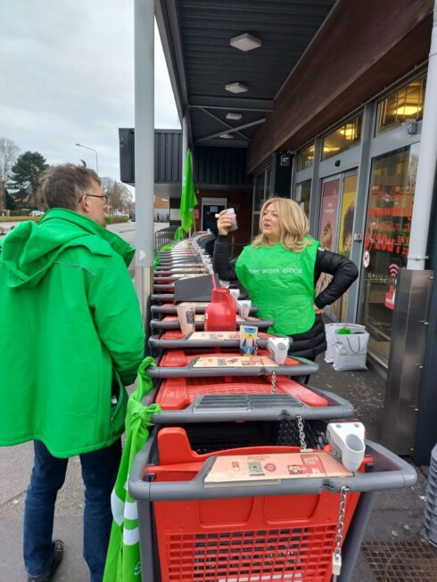 2023-04-08 00:00:00 - Directie Delhaize breekt staking af bij 10 West-Vlaamse filialen met politie en gerechtsdeurwaarders