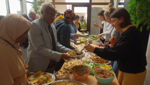 2023-04-15 00:00:00 - Oostendenaars schuiven mee aan tafel bij iftar