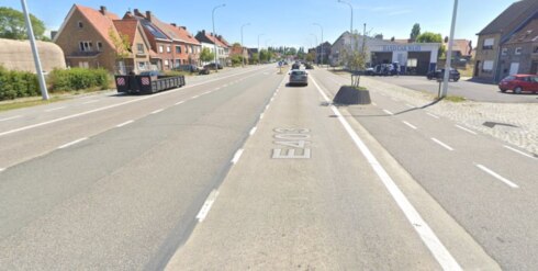 2023-05-29 00:00:00 - Bruggeling belandt twee keer tegen oplegger: man buiten levensgevaar