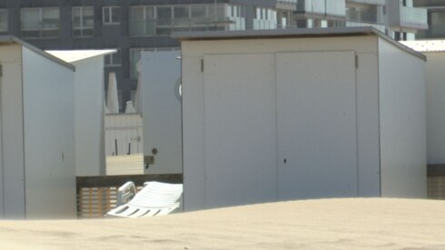 2023-06-05 00:00:00 - Knokke-Heist effent strand weer na ophopingen door felle wind