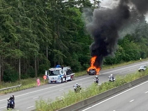 2023-06-18 00:00:00 - Brandende auto zorgt voor file op E40