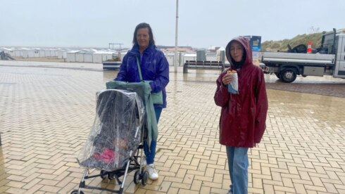 2023-07-31 00:00:00 - Regen dwingt toeristen aan zee naar activiteiten binnen