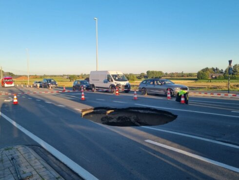 2023-08-09 00:00:00 - Bizar: gigantisch zinkgat in de Deinsesteenweg in Tielt