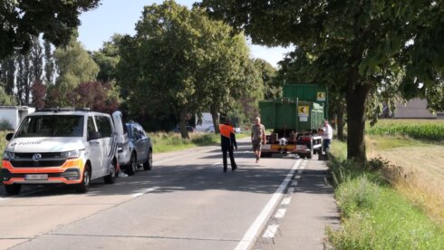 2023-08-10 00:00:00 - Fietsster gekneld tussen vrachtwagen en snoeiwagen in Menen