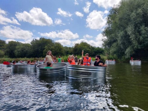2023-08-19 00:00:00 - Dobbero bezorgt waterpret in tanks op Oude Leiearm