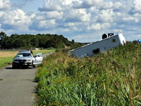 2023-08-27 00:00:00 - Nederlands gezin met caravan aangereden in Adinkerke