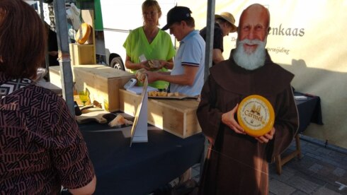 2023-09-03 00:00:00 - Brugse paters trekken aandacht op kaasmarkt