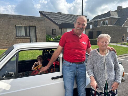 2023-09-12 00:00:00 - Oud én jong in de rallywagen aan woonzorgcentrum Elverdinge