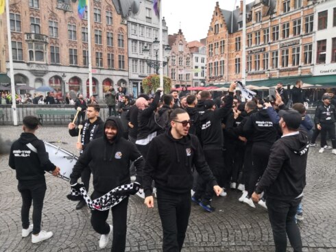 2023-09-22 00:00:00 - Supporters houden het rustig na gelijkspel
