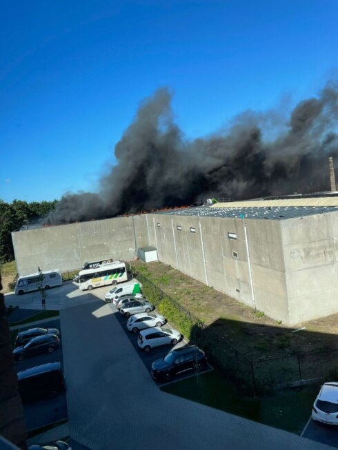 2023-09-24 00:00:00 - Vlammen uit het dak bij industriebrand in Harelbeke