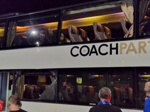 2023-09-25 00:00:00 - Anderlecht-fans bekogelen supportersbussen met bakstenen