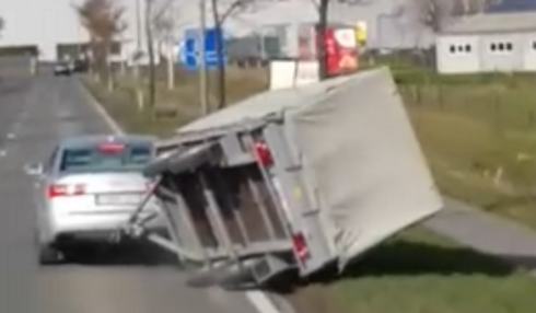2021-03-11 00:00:00 - Aanhangwagen kantelt door felle rukwind