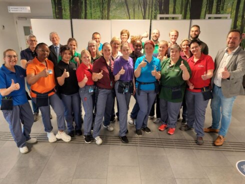 2023-05-09 00:00:00 - Weg met wit: wzc's Brugge gaan voor kleurrijke schorten