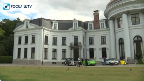 2022-07-04 00:00:00 - Felgroene Porsche, kunstgras en een huwelijk: 'Nonkels' even in het echt in Izegem