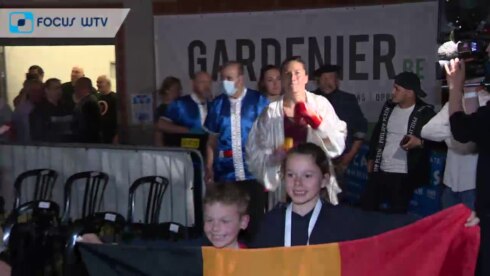 2022-05-01 00:00:00 - Oshin Derieuw verovert IBO intercontinentale wereldtitel: "Fantastisch om voor eigen publiek te winnen"