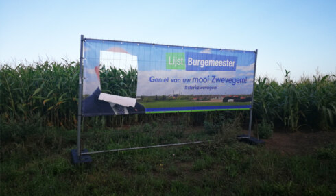 2018-08-17 00:00:00 - Vandaal snijdt gezicht uit verkiezingsbanner