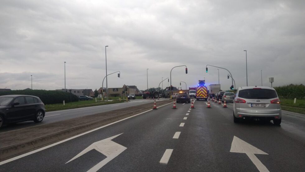 2023-09-21 00:00:00 - Aanhangwagen met veevoer kantelt: hinder op Rijksweg Roeselare