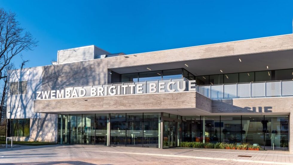 2021-05-01 00:00:00 - Brigitte Becue opent 'haar' zwembad in Oostende