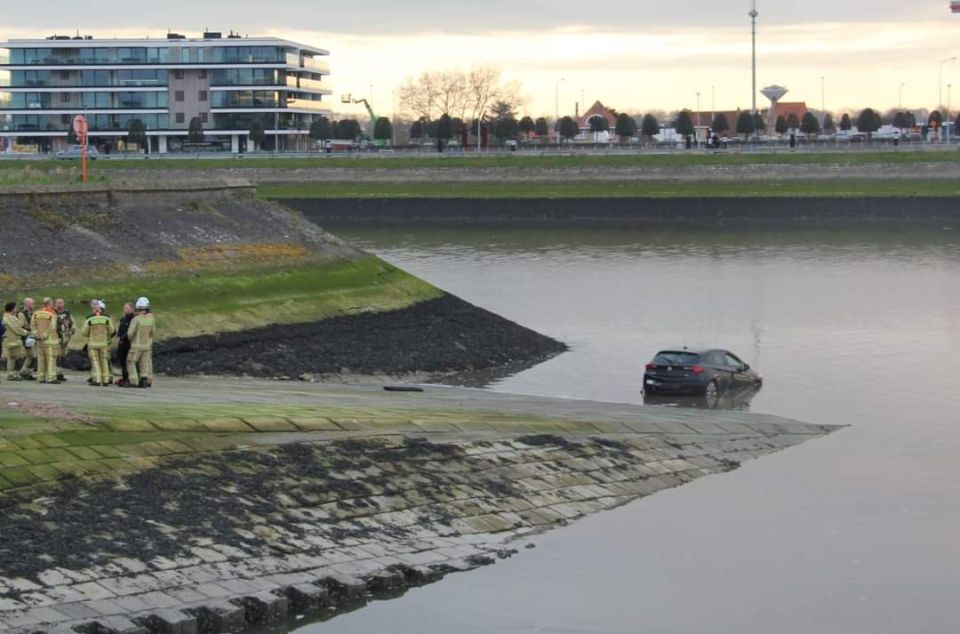 2023-03-18 00:00:00 - Wagen gaat kopje onder in Nieuwpoort - auto_nieuwpoort.jpg