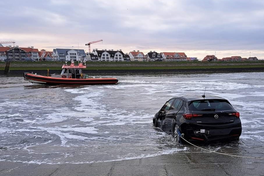 2023-03-18 00:00:00 - Wagen gaat kopje onder in Nieuwpoort