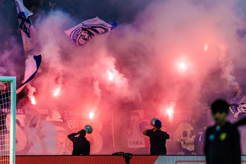 2022-10-27 00:00:00 - Stadionverbod dreigt voor suppporters Essevee na bengaals vuur op KVO - belgaimage-46133228_1.jpg