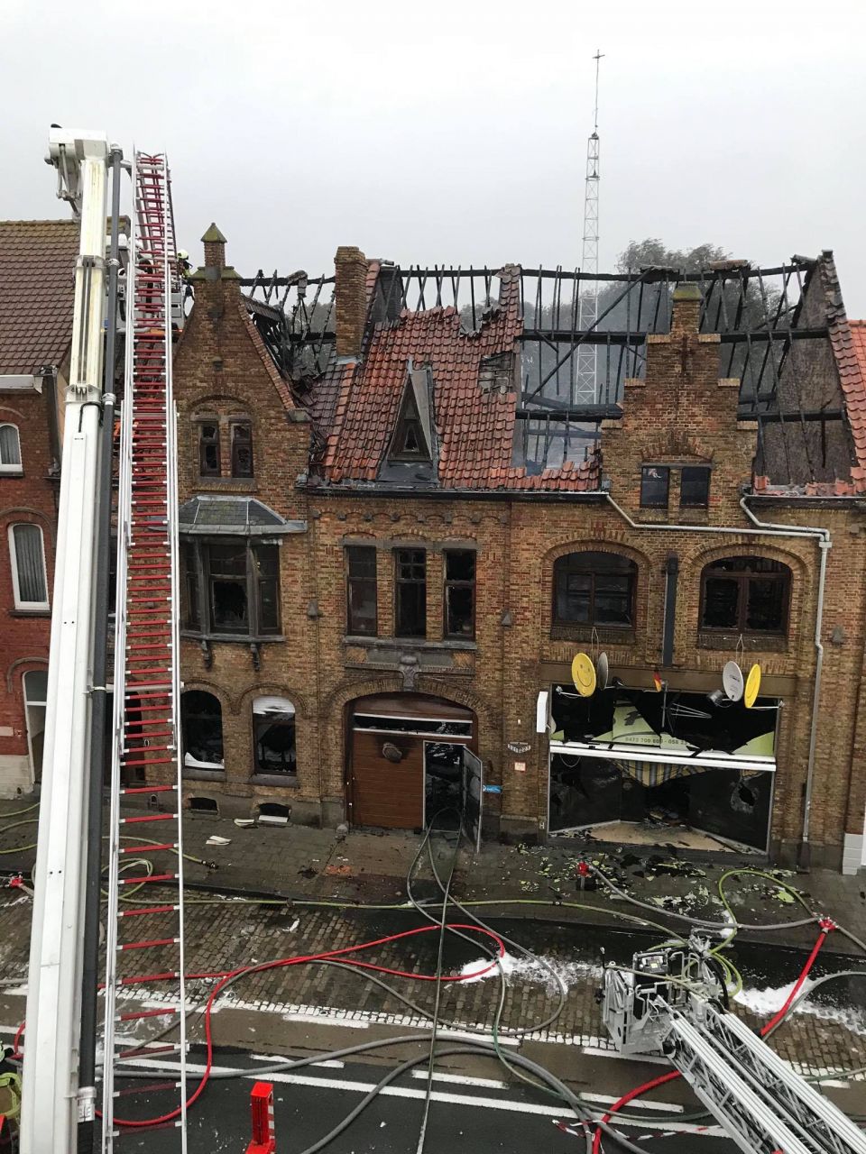 2020-09-27 00:00:00 - Brand verwoest telecomwinkel in Lombardsijde - brand_lombardsijde3.jpg