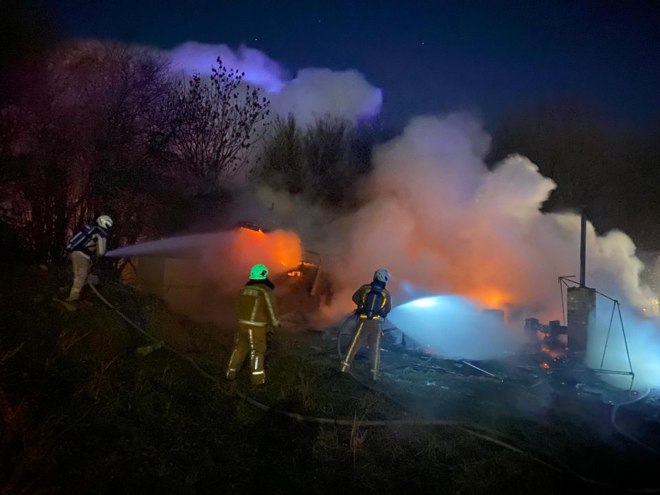 2021-03-01 00:00:00 - Loods uitgebrand in Westouter: bewoner naar ziekenhuis - brandwestouter2.jpg