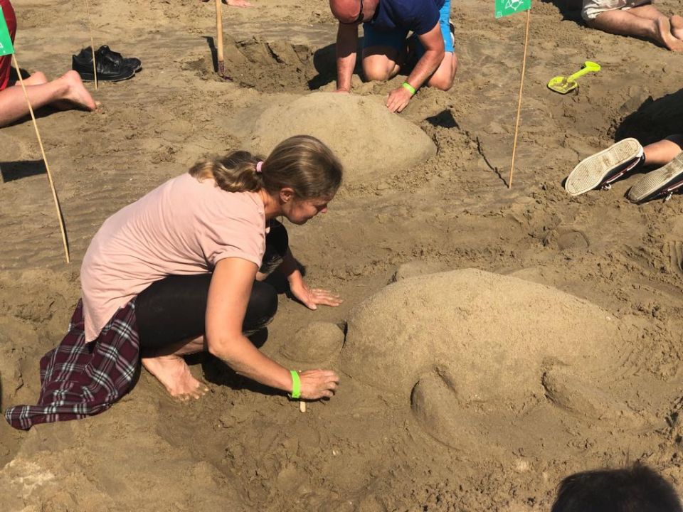 2019-08-23 00:00:00 - Wereldrecord simultaan zandsculpturen verpulverd in Middelkerke - c99c9b0f-09e2-4cb4-964f-5645d0881a85.jpg