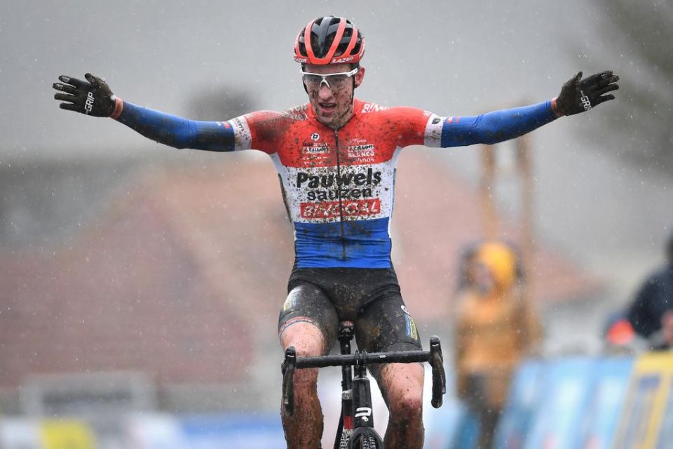 2019-12-14 00:00:00 - Bekaert blijft leider in de DVV-trofee - cyclocross_dvv_trophy_ronse_hotondcross_u23.jpg