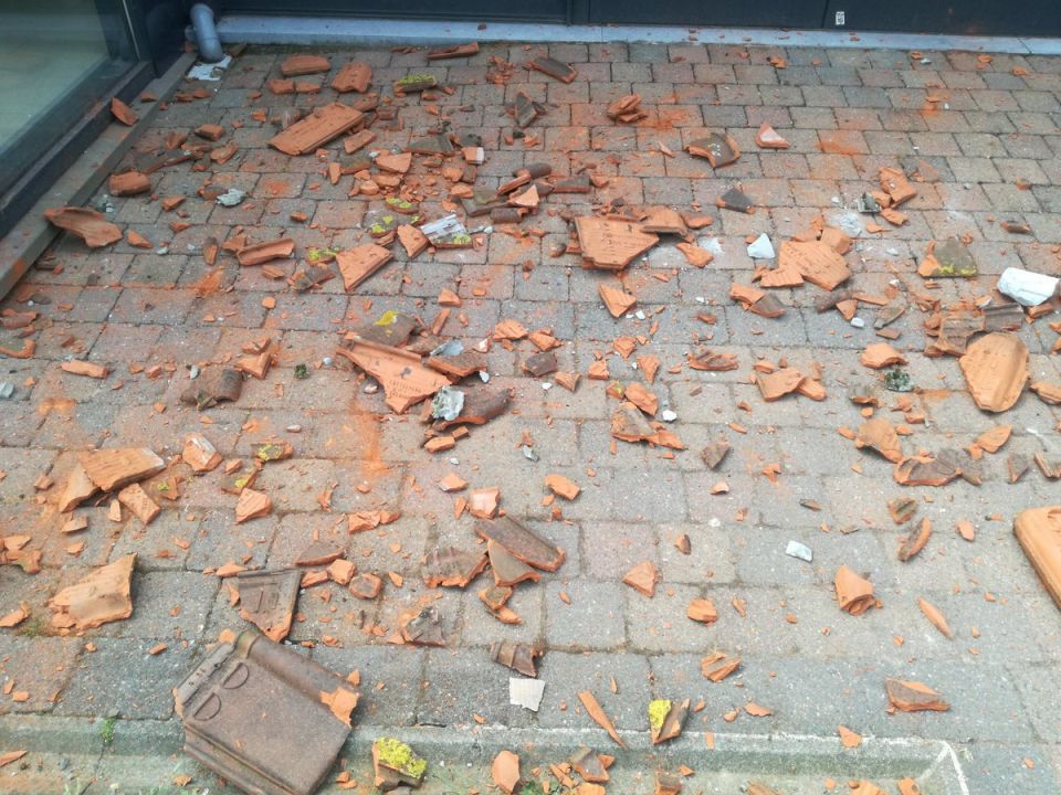 2018-05-28 00:00:00 - Dorpshuis in Zedelgem zwaar getroffen door bliksem - dercczfx0aenbup.jpg