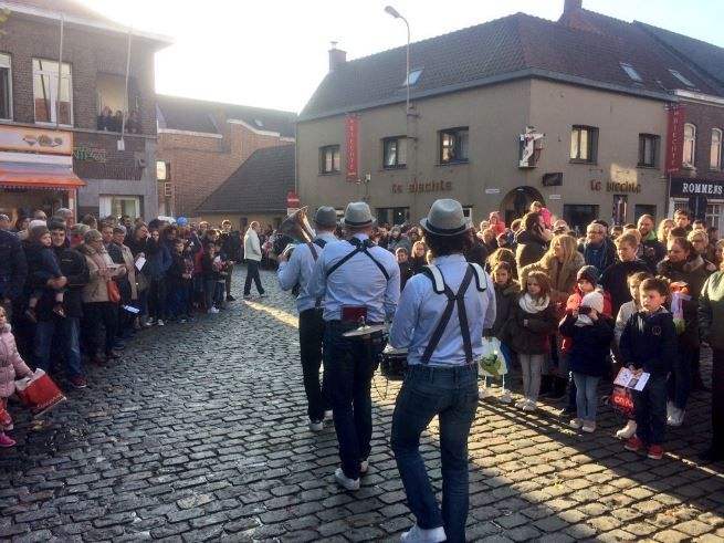 2017-11-05 00:00:00 - 360 deelnemers voor Feesteworpstoet in Avelgem - love.jpg