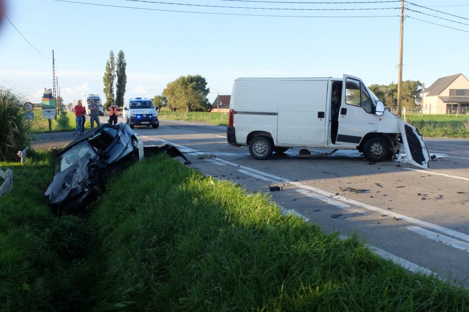 2017-09-16 00:00:00 - N8 in Alveringem tijdelijk afgesloten door ongeval - ongeval_56.jpg