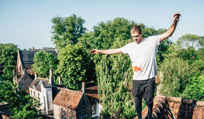 2018-08-20 00:00:00 - Freerunner springt over Brugse daken in verbluffende video - redbull-brugge.jpg