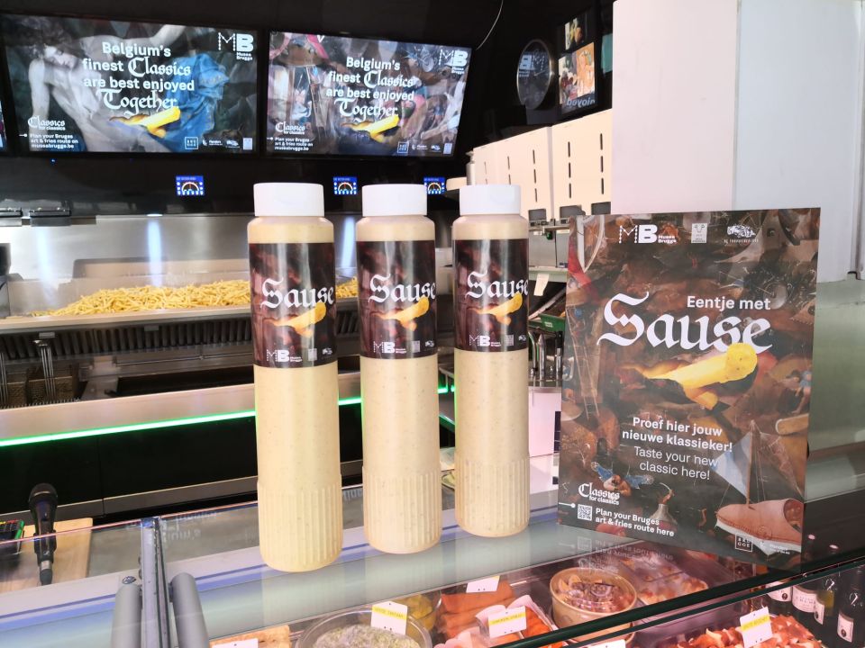 2023-06-16 00:00:00 - Speciale frietzakjes en 'sause' promoten Musea Brugge - sause.jpg