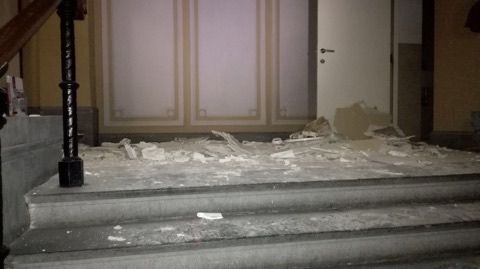 2017-11-04 00:00:00 - Plafond stadsschouwburg stort deels in - schouw2.jpg