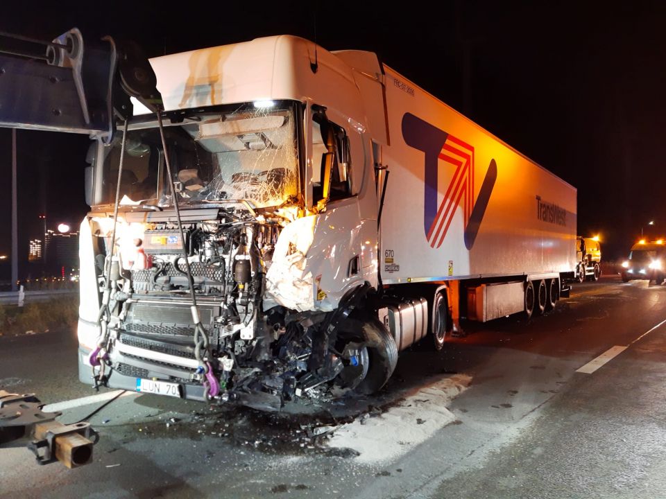 2021-09-30 00:00:00 - Spookrijder rijdt zich te pletter op E403 in Roeselare - spookrijder1_0.jpeg