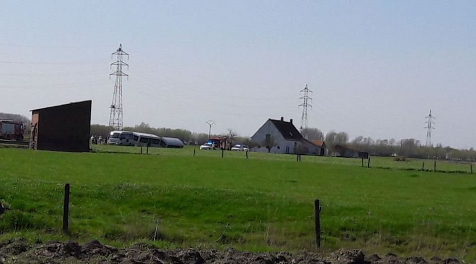 2018-04-18 00:00:00 - Toeristentreintje sukkelt in de gracht, inzittenden geëvacueerd - toeristentreintje_0.jpg