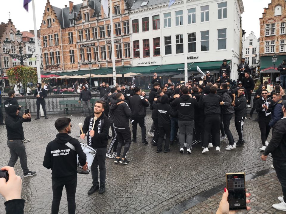 2023-09-21 00:00:00 - Al tientallen Turkse supporters opgepakt in Brugge - turkse_supporters2.jpeg