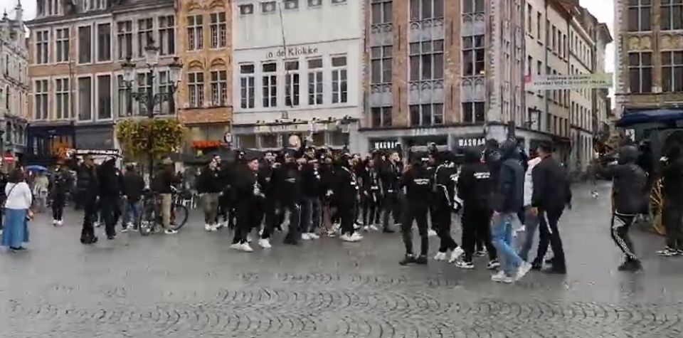 2023-09-21 00:00:00 - Al tientallen Turkse supporters opgepakt in Brugge - turkse_supporters_0.jpg