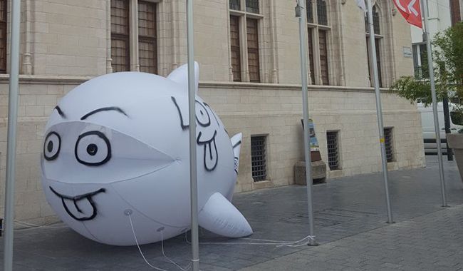 2017-09-04 00:00:00 - Plastieken vissen duiken op in Kortrijk - vis-stadhuis.jpg