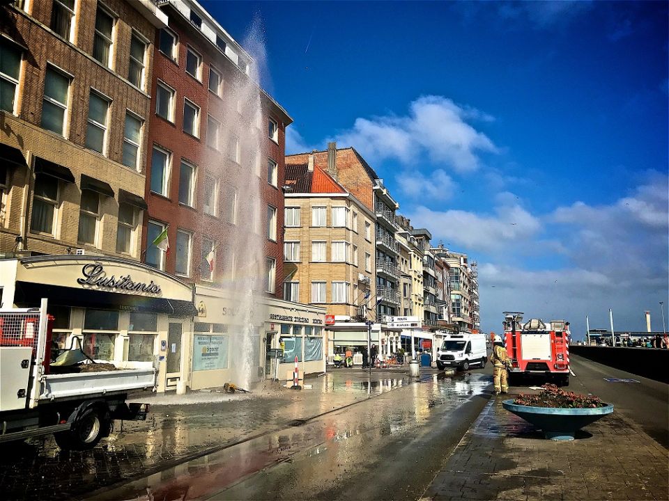 2019-03-25 00:00:00 - Gigantische waterfontein door lek in Oostende - waterlek1_def_0.jpg