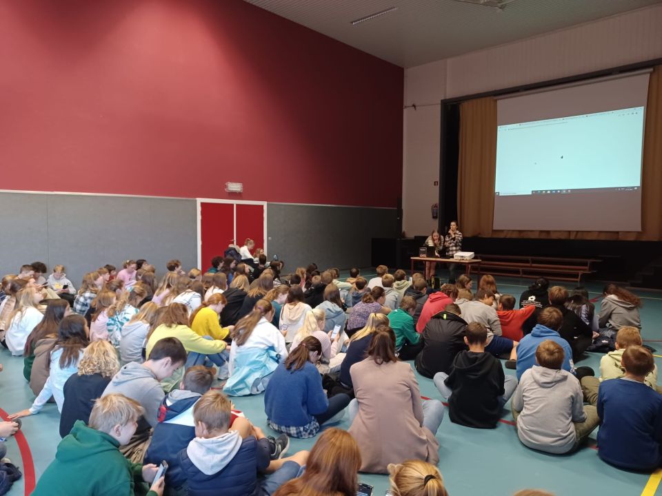 2022-10-06 00:00:00 - Tienermeisjes uit Ichtegem toeren met lezing over mentale gezondheid - whatsapp_image_2022-10-06_at_12.20.15_pm_1.jpeg