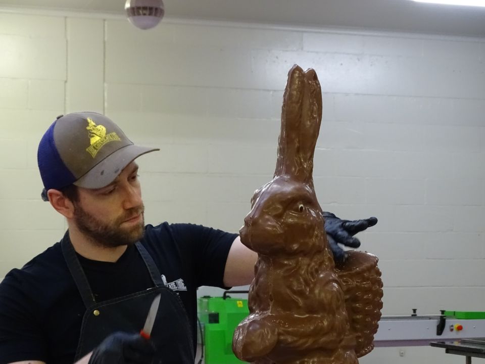 2023-03-15 00:00:00 - Ken jij poepkonijntjes? Voor chocolatiers, zoals Julius Persoone, breekt met Pasen een drukke en creatieve periode aan - whatsapp_image_2023-03-15_at_13.01.25.jpeg
