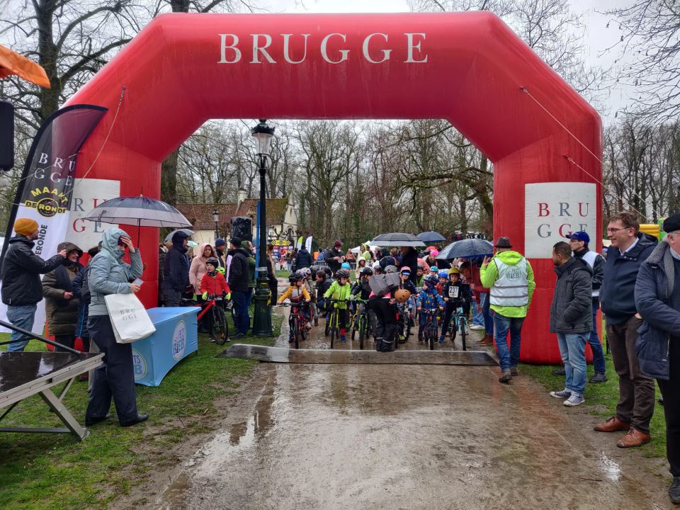 2023-03-26 00:00:00 - Kinderen rijden vandaag al de Ronde van Vlaanderen  - whatsapp_image_2023-03-26_at_13.20.11_0.jpeg