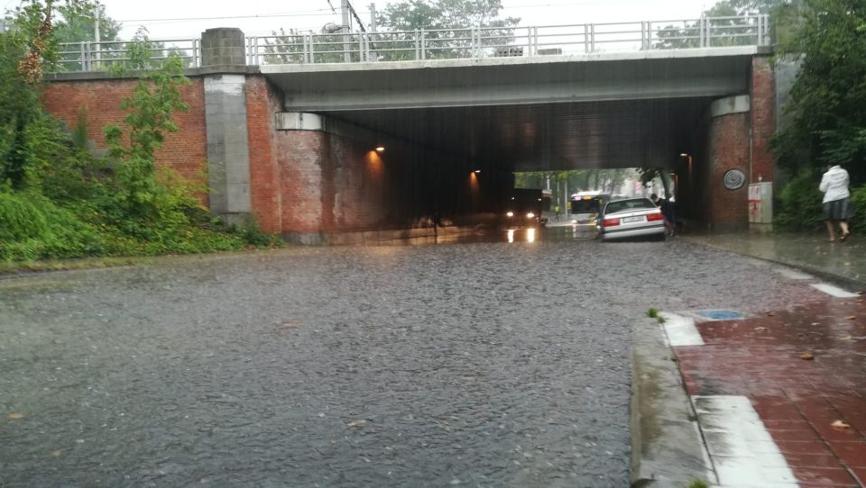 2020-08-17 00:00:00 - Felle regenbuien zetten (weer) straten onder water - wolkbreuk_kortrijk2.jpeg